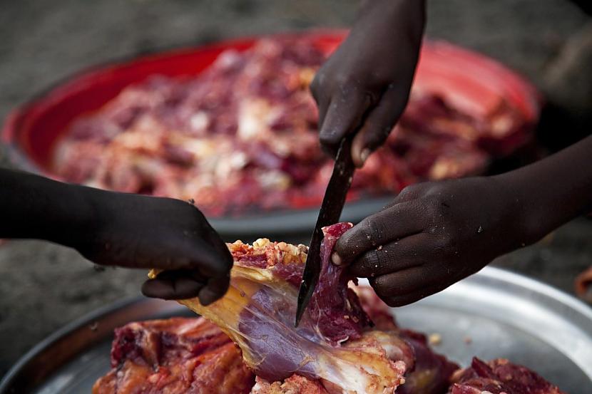 Saskaņā ar avotiem Nigērijas... Autors: Kapteinis Cerība Nigērijas restorānā tiek pasniegta cilvēku gaļa