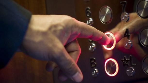 Ikreiz kad kāds nospiež pogu... Autors: Moonwalker Pamācība, kā troļļot cilvēkus liftā.