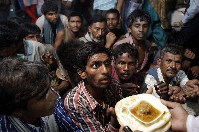 Indiešu bezpajumtnieki saņem... Autors: DEMENS ANIMUS Sirdi plosošas bildes.