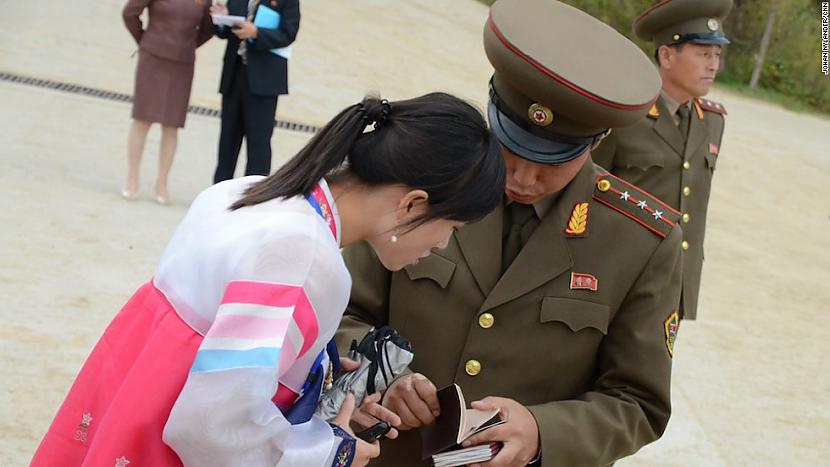 Armijas pārstāvis kopā ar... Autors: Laitinen Kadri no Ziemeļkorejas.