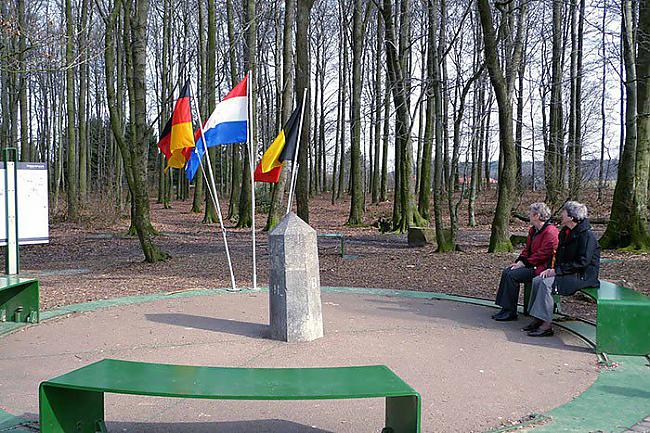 Vācija Nīderlande un... Autors: LordsX Starpvalstu robežas, kuras parāda šokējošas atšķirības  starp valstīm