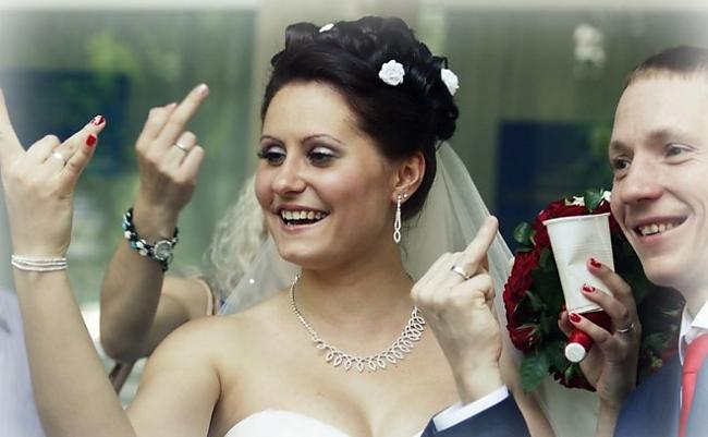 Pag ko Kurscaron pirksts bija... Autors: kaķūns Krievija. Iespējams sliktākās kāzu bildes vēsturē !