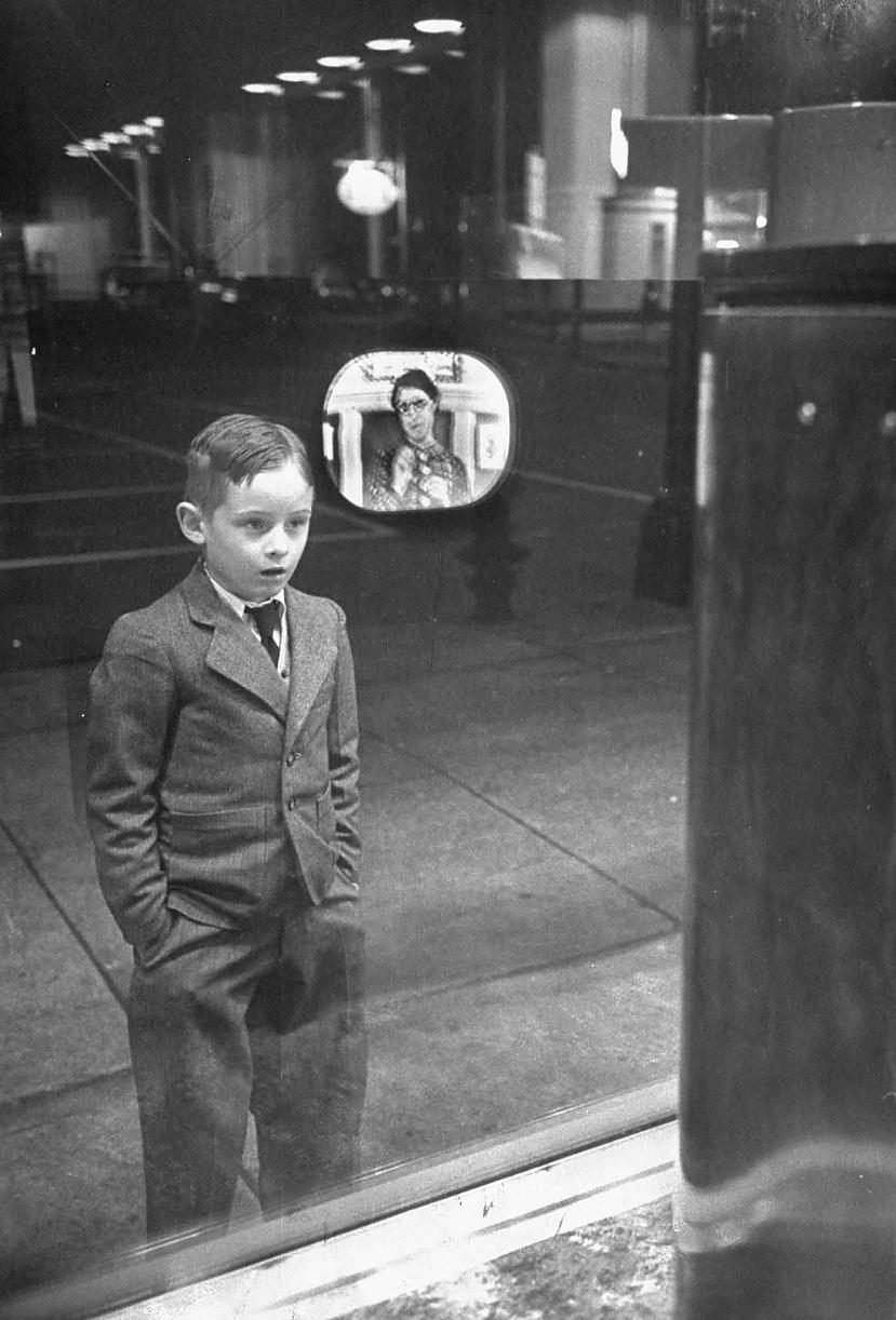 Zēns skatās televizoru pirmo... Autors: SnYx Mazas bildes ar lielu vēsturi.