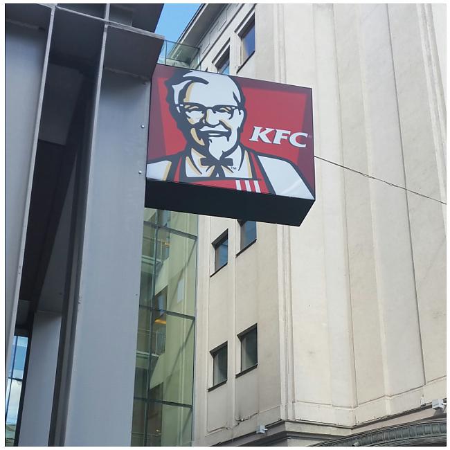 KFC emblēma pie Galerija... Autors: ghost07 Šodien apmeklēju pirmo KFC ātrās ēdināšanas restorānu Rīgā - recenzija