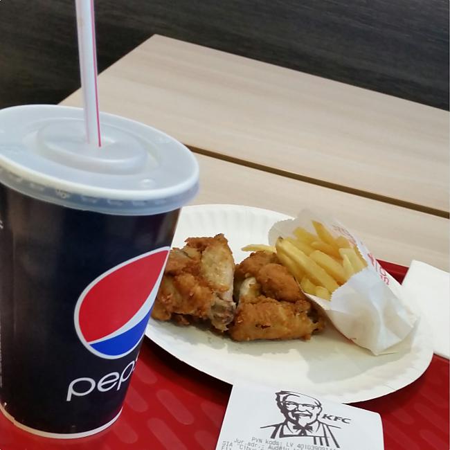 Izpētot visu ēdienkarti uz... Autors: ghost07 Šodien apmeklēju pirmo KFC ātrās ēdināšanas restorānu Rīgā - recenzija
