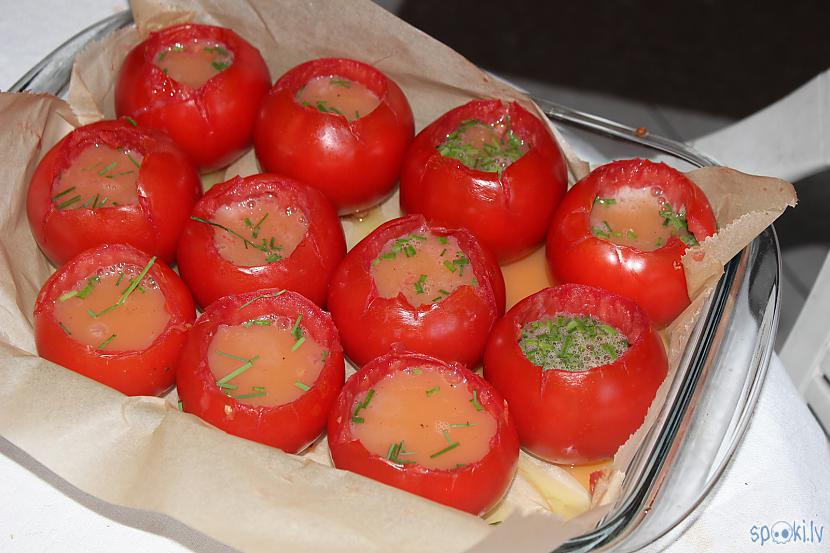 Lejam omletes masu iekscaronā... Autors: Werkis2 Ar Omleti pildīti tomāti