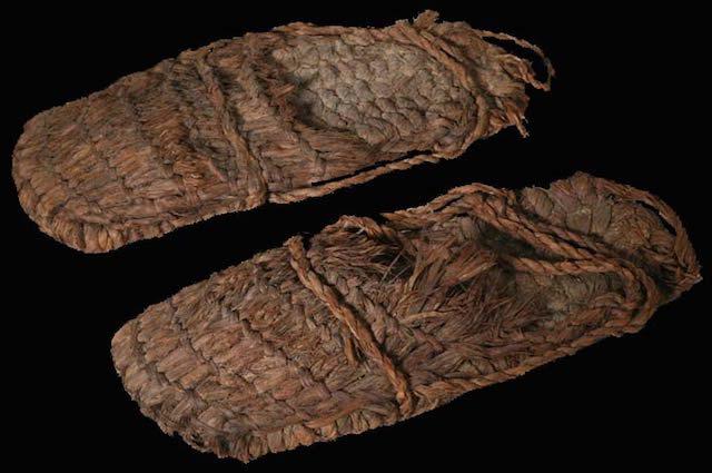 Senākās sandales 9 300... Autors: Alevender Kā izskatās tūkstošiem gadu vecas drēbes un aksesuāri?