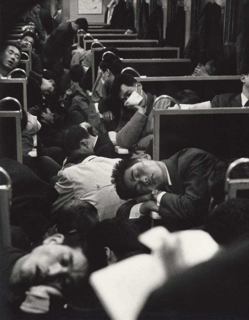 Japāņu publiskais vilciens... Autors: Fosilija Šīs vēsturiskās fotogrāfijas atstās tevi bez vārdiem