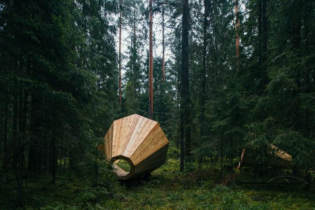 Tie rada ideālas vietas kur... Autors: riekstkodis.lv Šīs maģiskās struktūras guļ Igaunijas mežos, netālu no Latvijas robežas