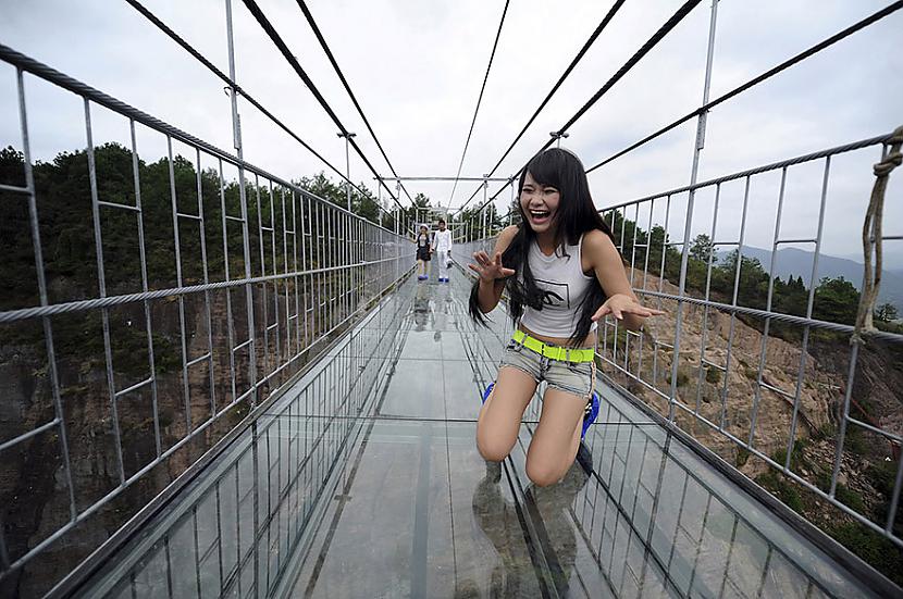 Kad koka tilts bija savu laiku... Autors: matilde Ķīnā ir atklāts pasaulē garākais tilts, kas ir veidots no stikla!