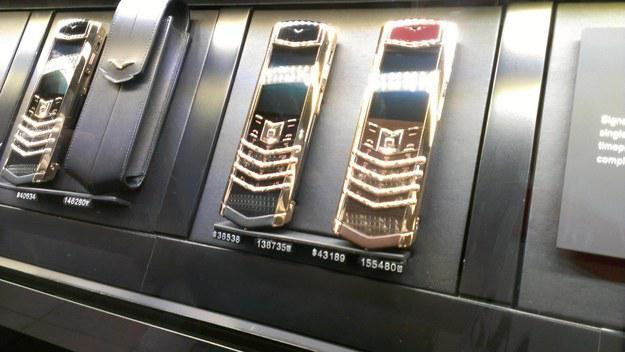  un arī mobīlos telefonus kas... Autors: Fosilija Meanwhile in Dubai ..
