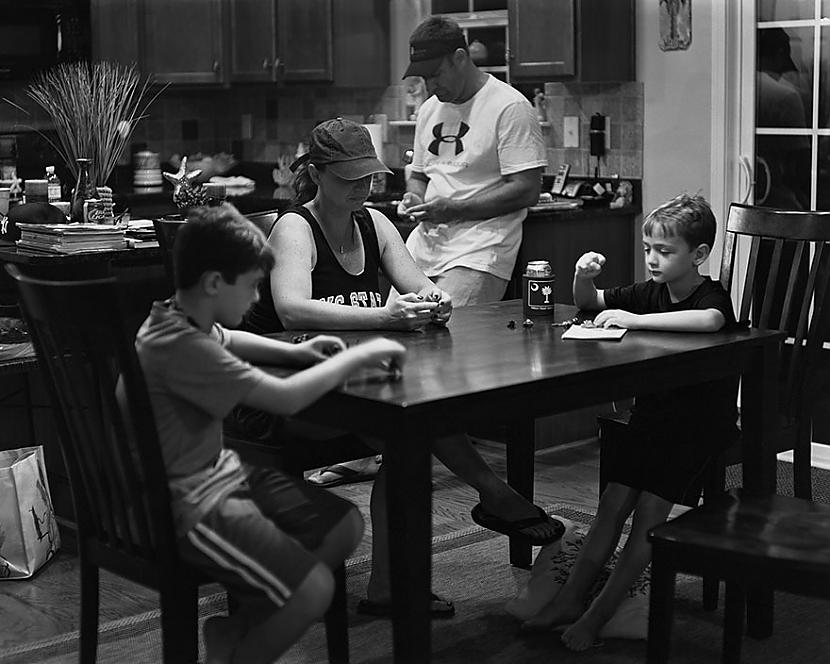 Mākslinieka novērotā ģimene... Autors: matilde Fotogrāfs no attēliem aizvāc telefonus, lai parādītu, cik liela ir atkarība!