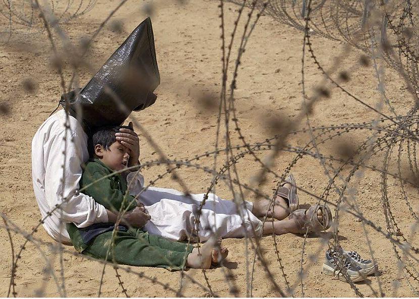 Irākas kara gūsteknis mierina... Autors: kaķūns 23 attēli, kas ŠOKĒJA PASAULI un liks sirdij sažņaugties