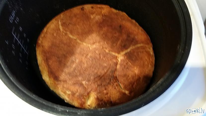 Pēc 50 minūtēm apgriežam maizi... Autors: ceipis12 "Gatavojam ar multikatlu" Sēklu maize ar šķiņķi un sieru