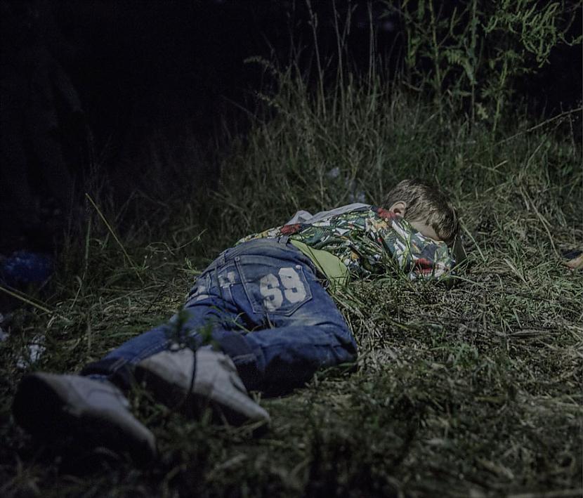 Ahmeds 6 gadiIr nedaudz pēc... Autors: matilde Skarbā patiesība: Kādos apstākļos guļ bēgļu bērni.