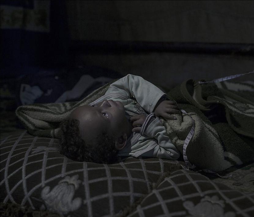 Amirs 20 mēnescaroniAmirs... Autors: matilde Skarbā patiesība: Kādos apstākļos guļ bēgļu bērni.