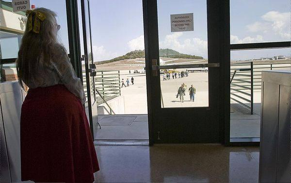 Kareivji steidz uz slimnīcu... Autors: matilde Kareivji steidz pie 83 gadus vecās sievietes uz slimnīcu apskauties