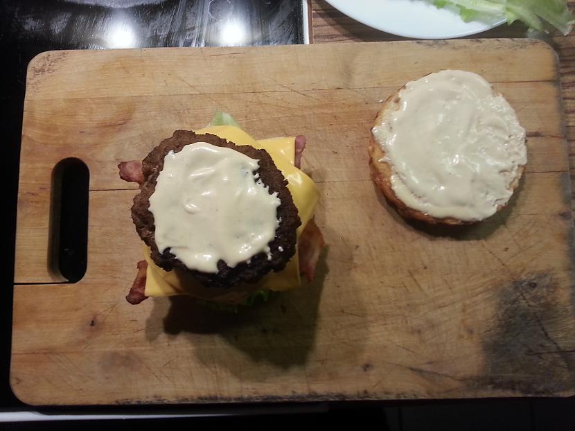 Otrā kotlete  mērcele Multi... Autors: minckis Burgers 'Double-triple' + mājas kartupeļi frī