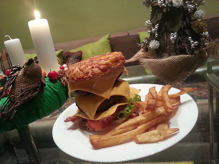 1 advente Autors: minckis Burgers 'Double-triple' + mājas kartupeļi frī