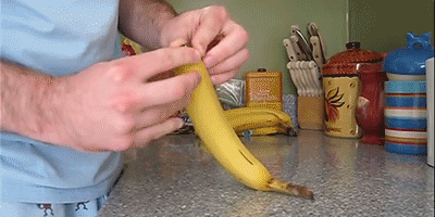 Banāna mizu atver kā čipsupaku Autors: rihcaa Produkti,kurus mizojām nepareizi.