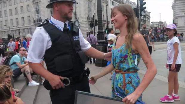 Tā vietā lai policija... Autors: Altenzo Meitenes labsirdīgais iemesls, lai stāvētu apakšveļā Londonas centrā