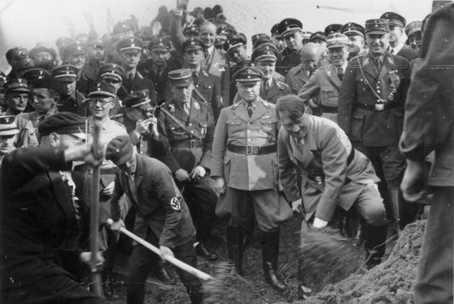 Hitlers viesojas pie... Autors: Spriciks911 Hitlers, visapmelotākā persona cilvēces vēsturē (2.daļa)