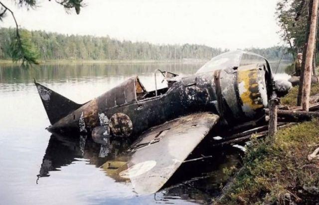 Lidmascaronīnu vadīja Lauri... Autors: DamnRiga WWII Pamesti, avarējuši, atrasti lidmašīnu vraki.