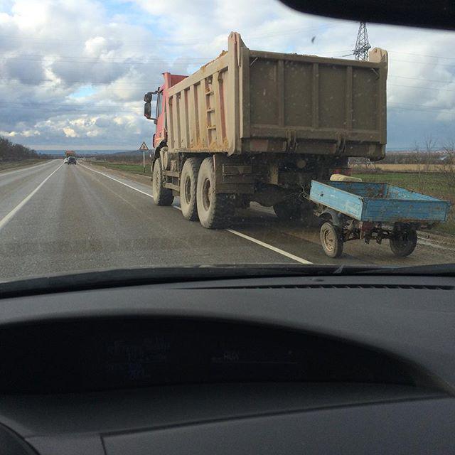 Kad mazliet pietrūkst vietas Autors: LVspoks Ko tik nevar ieraudzīt uz ceļiem...