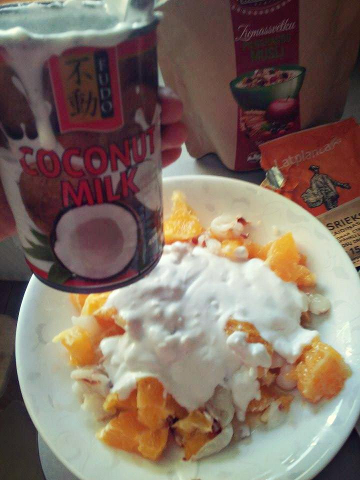 Pievieno jogurtu kokosriekstu... Autors: Lola1 Lychee avec du lait de noix de coco et les oranges