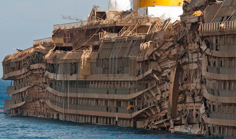 Tā izskatās kuģa sāns uz kura... Autors: matilde Kā no iekšpuses izskatās Costa Concordia kruīza laineris pēc tā nogrimšanas?