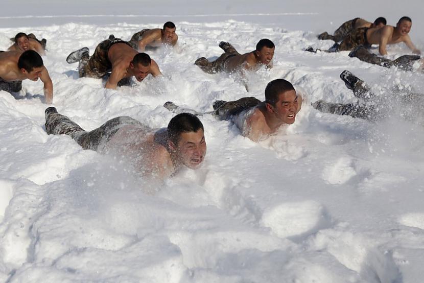 Sniega pelde kad ārā ir teju... Autors: Heroīns14 Ziemas karavīru stindzinošie treniņi Ķīnā