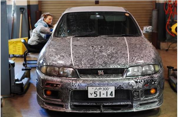  Autors: Fosilija Viņa pārkrāso drauga Nissan Skyline ar permanentu marķieri un šokē savu mīļoto.