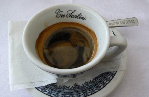 Itālija  espresso vai kapučīno Autors: Alumīnija Cūka Ko dažādās pasaules valstīs var nopirkt par 1$