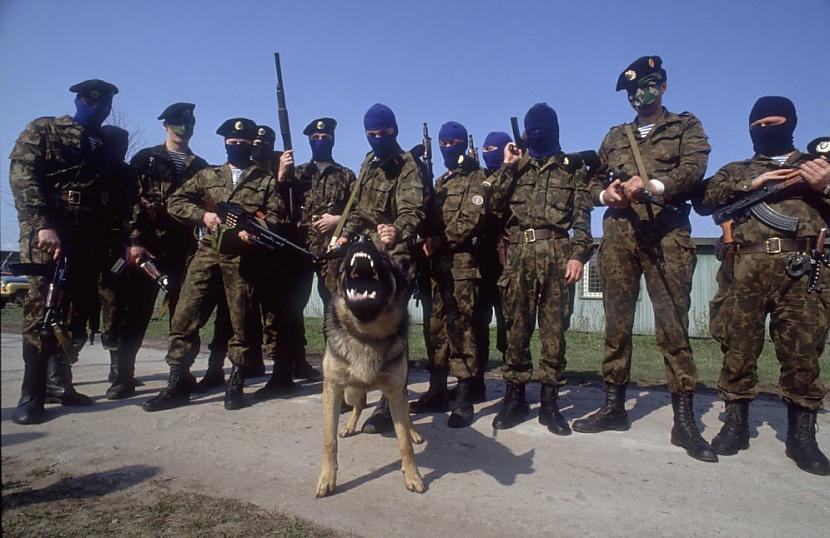 Attēlā redzamais suns rāda ka... Autors: Heroīns14 Melno berešu treniņdiena Rīgā 1991. gadā .