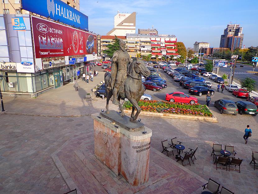 Otrs objekts jau atrodas pie... Autors: Pēteris Vēciņš Skopje - pilsēta ar ambīcijām (Maķedonijas ceļojuma 1. daļa).