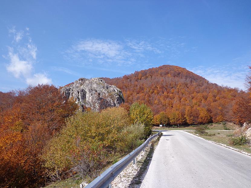 Lejā pilsētā un ielejā koki... Autors: Pēteris Vēciņš Albāņu Maķedonija, Pologa (Maķedonijas ceļojuma 2. daļa).