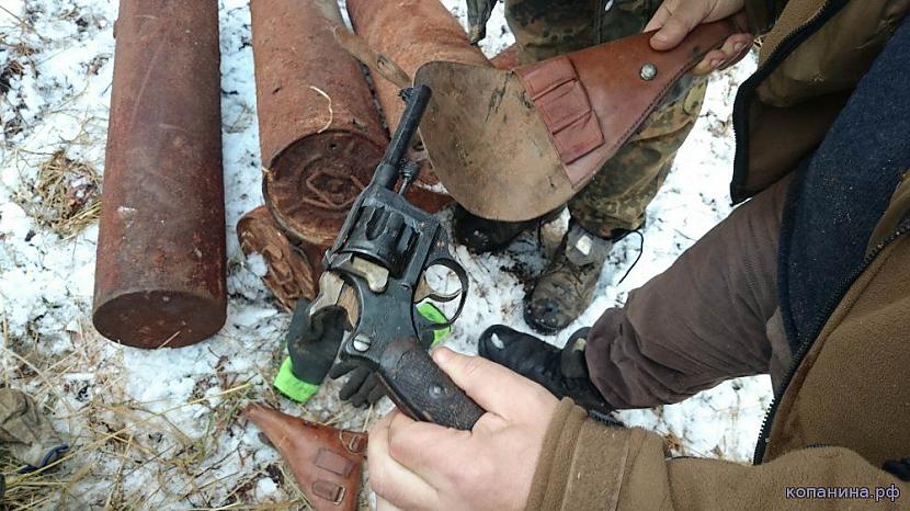 Revolveris saglabājies super... Autors: pyrathe Mežā atrasta slēptuve vācu diversantiem WW2