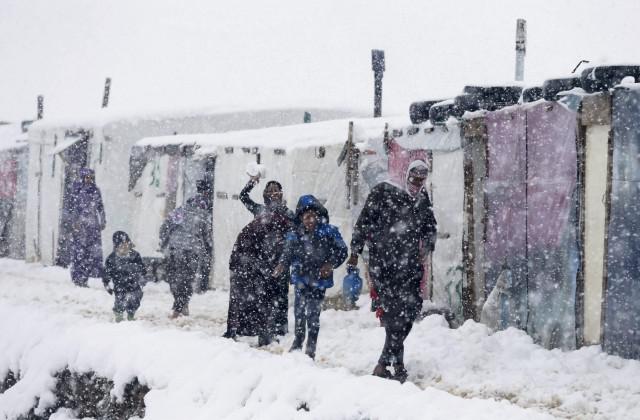 Sniegs snieg briesmigi... Autors: Heroīns14 Bēgļu straumes bargajā Balkānu ziemā.