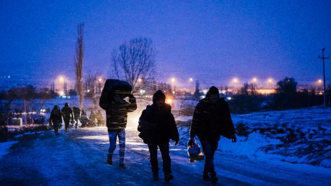 Jāajiet arī nakti lai ātrāk... Autors: Heroīns14 Bēgļu straumes bargajā Balkānu ziemā.