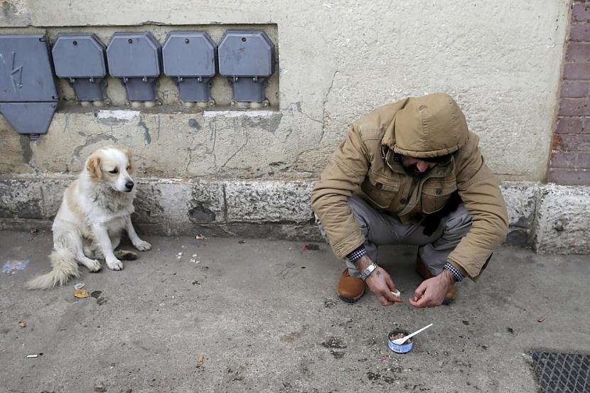 Pusdienas Iespējams padalijās... Autors: Heroīns14 Bēgļu straumes bargajā Balkānu ziemā.