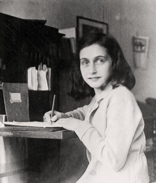 quotEs skatos acīs tai... Autors: Paula Freimane Anne Franka - Sētas māja