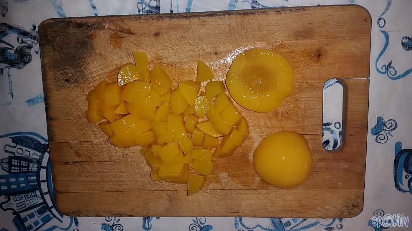 Sagriežam konservētos persikus... Autors: minckis Biezpiena kūka
