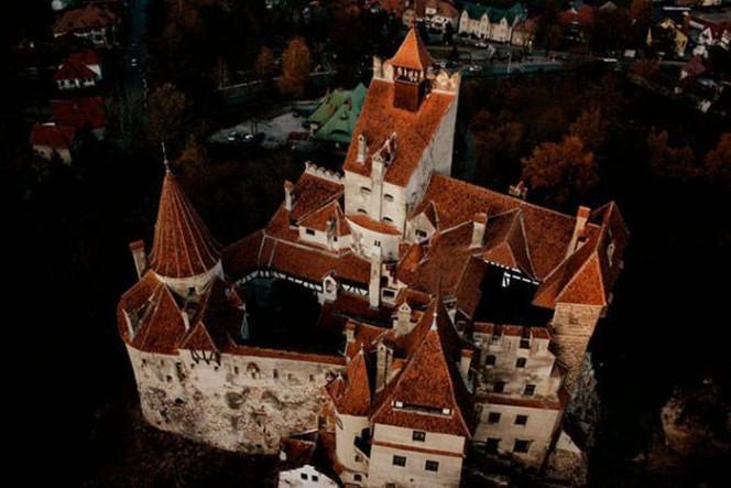 2009 gadā ģimene atvēra pili... Autors: Ļurbaks Šī skaistā pils tikko nonāca pārdošanā… Bet tā glabā vienu šausminošu noslēpumu.