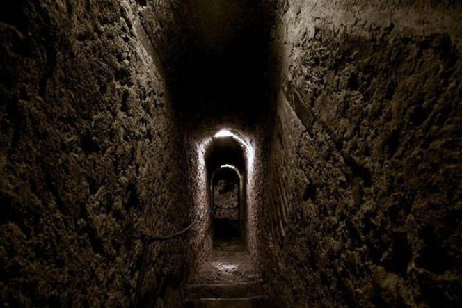 Tur ir arī atvērtas katakombas Autors: Ļurbaks Šī skaistā pils tikko nonāca pārdošanā… Bet tā glabā vienu šausminošu noslēpumu.