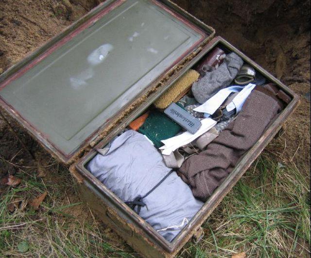 Iekscaronā bija kāda cilvēka... Autors: Ļurbaks Krievijas mežos atrod vecu metāla kasti, kas ierakta dubļos.