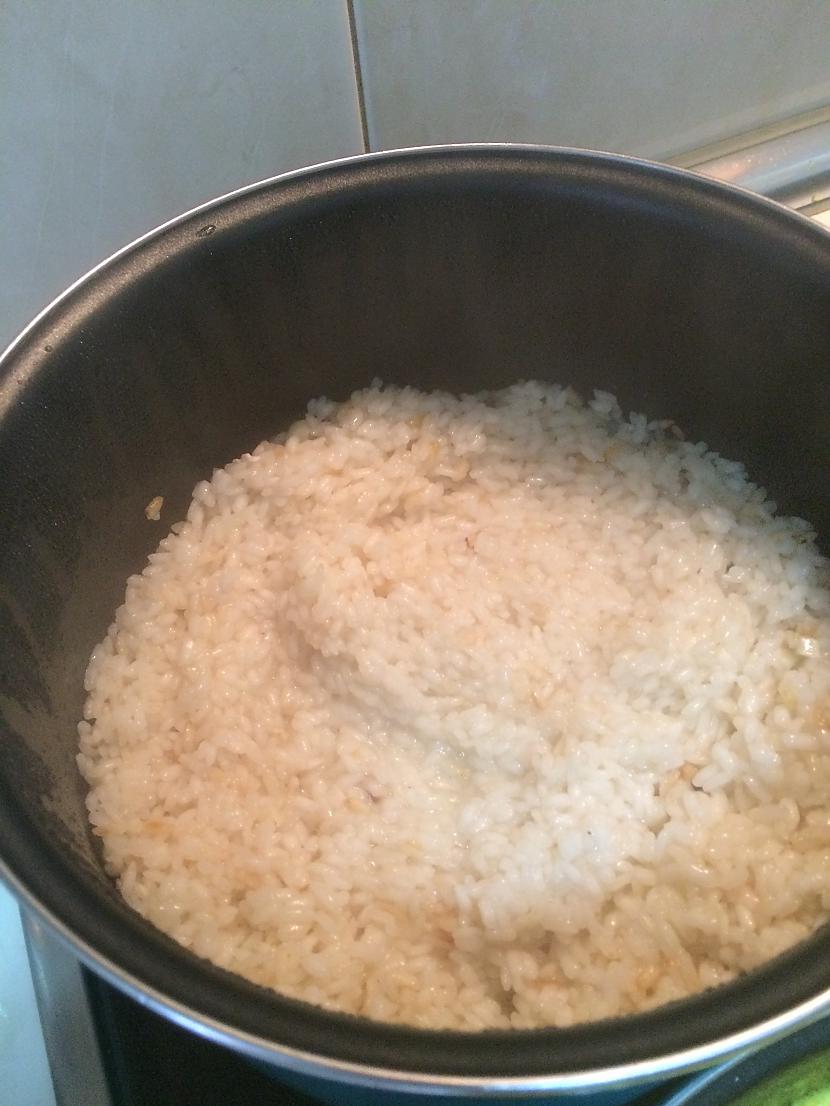 Apmaisam tos rīsus un plīti... Autors: PrincesaChicle "Homo sapiens rukozhopus- iekaro virtuvi" part 2 jeb vista karijā ar rīsiem.