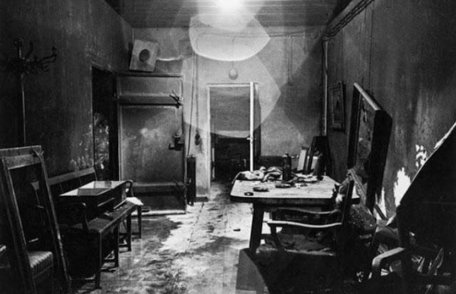 Hitlera bunkurs kurā fīrers... Autors: theFOUR Vēsture bildēs - 9. daļa.