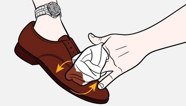 Lieliska ideja kā tīrīt apavus... Autors: slepkavnieciskais 10 viltības, kuras tu turpmāk pielietosi katru dienu.