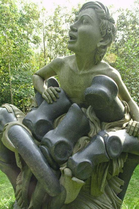 Pirmā no tiem  bērns kurscaron... Autors: ezkins Skulptūru dārzs Īrijā, kurš izmainīs Tavu dzīvi