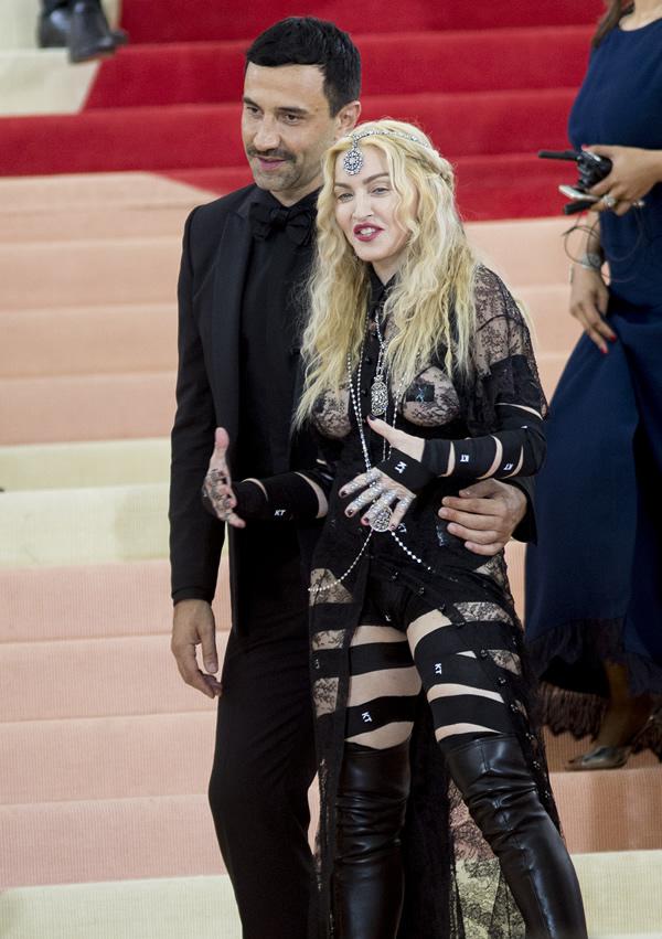 Autors: im mad cuz u bad Madonna izrādās caurspīdīgā mežģīņu kleitā